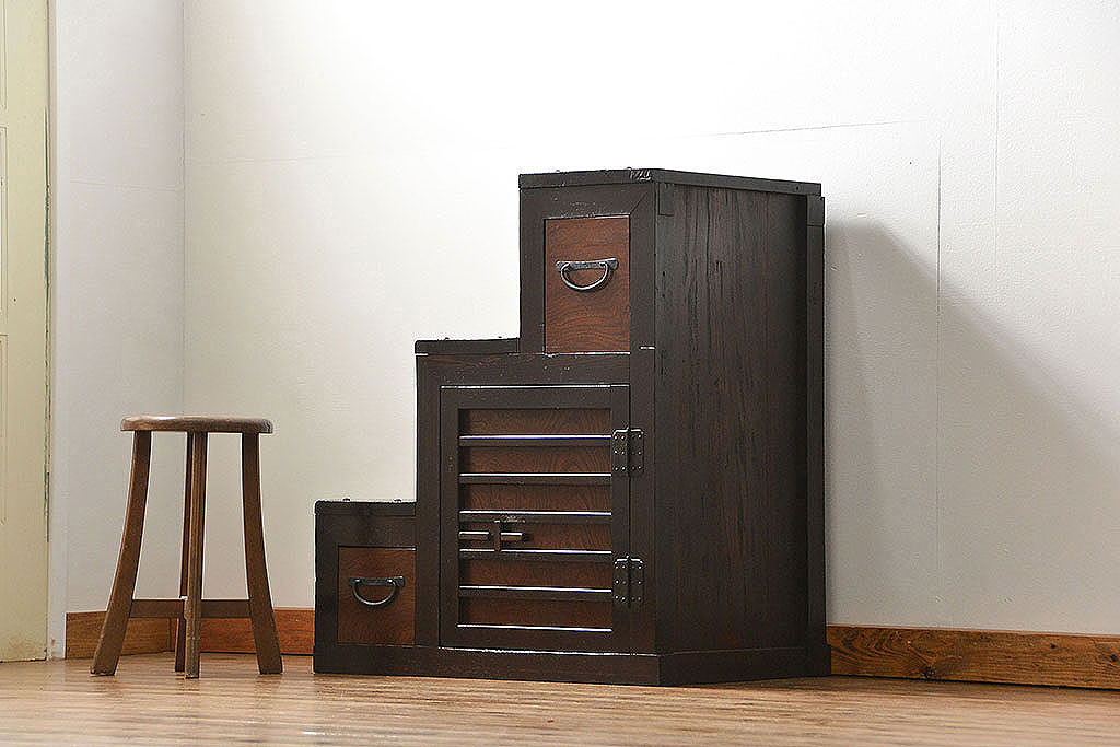 和家具・和骨董　杢目の美しい箱階段