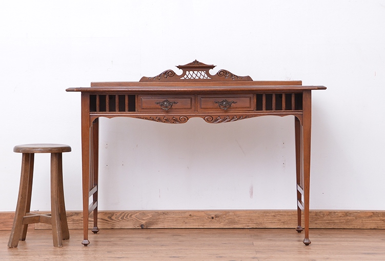 イギリスアンティーク　マホガニー材のテーブル