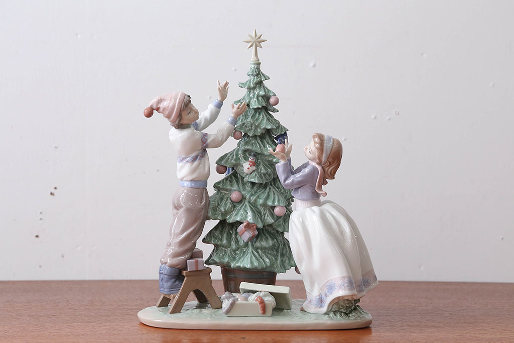 リヤドロ(LLADRO)・「クリスマスツリーを飾ろう」